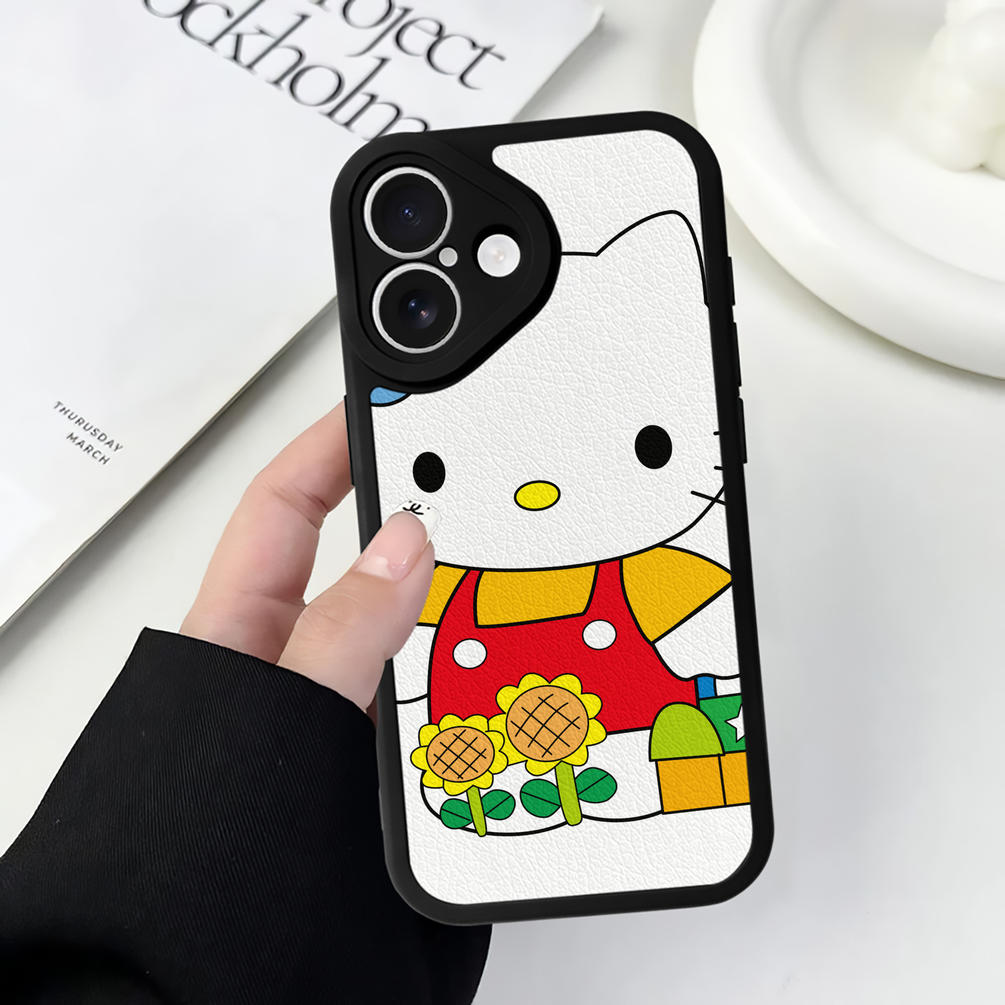 （画像用） Hello Kitty ハローキティ 【iPhone 16シリーズ対応】シリコンスマホケース（レザー調） 材質：シリコン